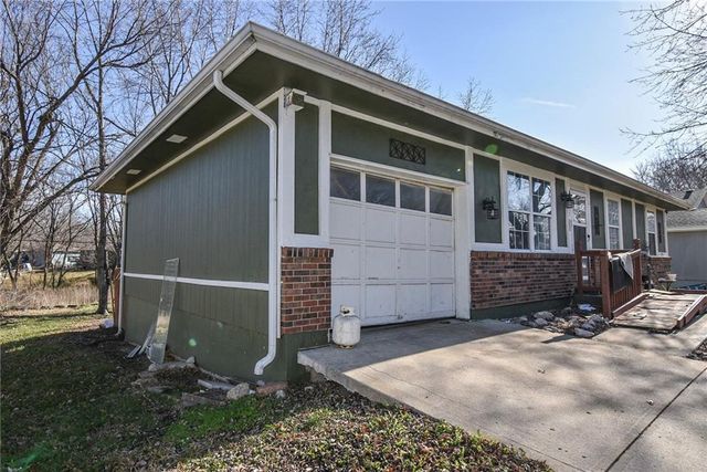 1407 SE Hillside Drive, Oak Grove, MO 64075