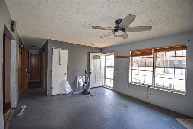 1407 SE Hillside Drive, Oak Grove, MO 64075