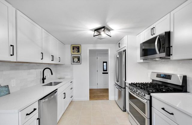 168 Highland Dr, Barnstable, MA 02632