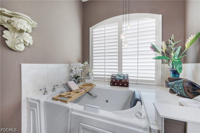 5661 Kensington LOOP, Fort Myers, FL 33912