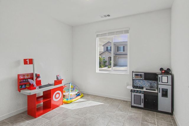 1183 Ponderosa Way W, Madera, CA 93636
