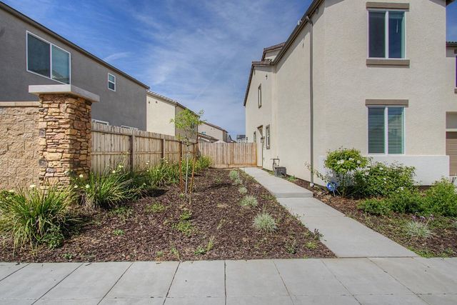1183 Ponderosa Way W, Madera, CA 93636
