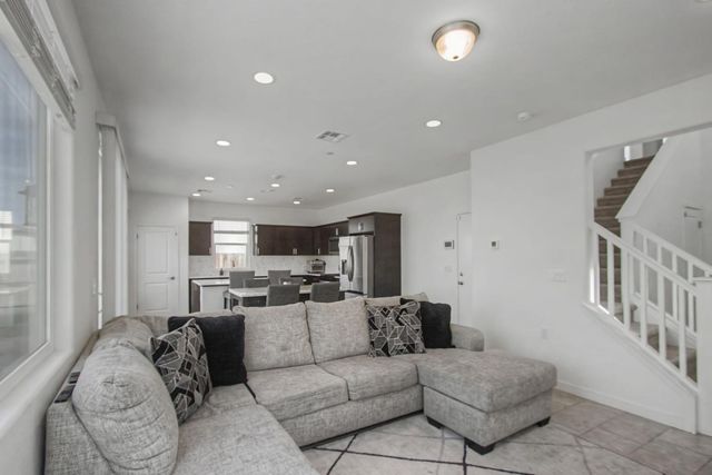 1183 Ponderosa Way W, Madera, CA 93636