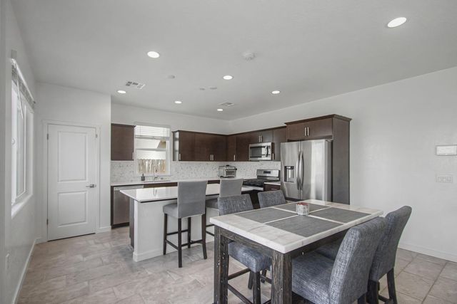 1183 Ponderosa Way W, Madera, CA 93636