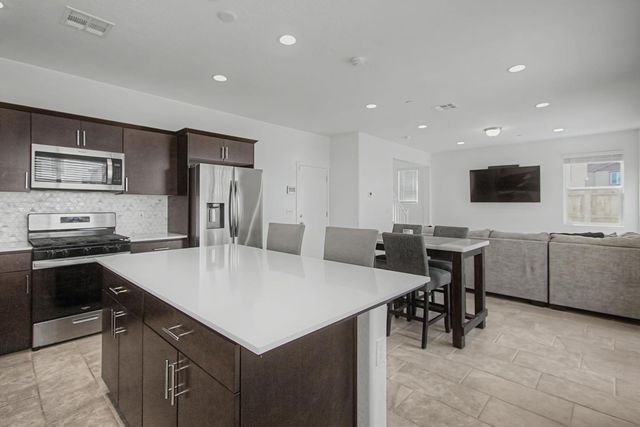 1183 Ponderosa Way W, Madera, CA 93636