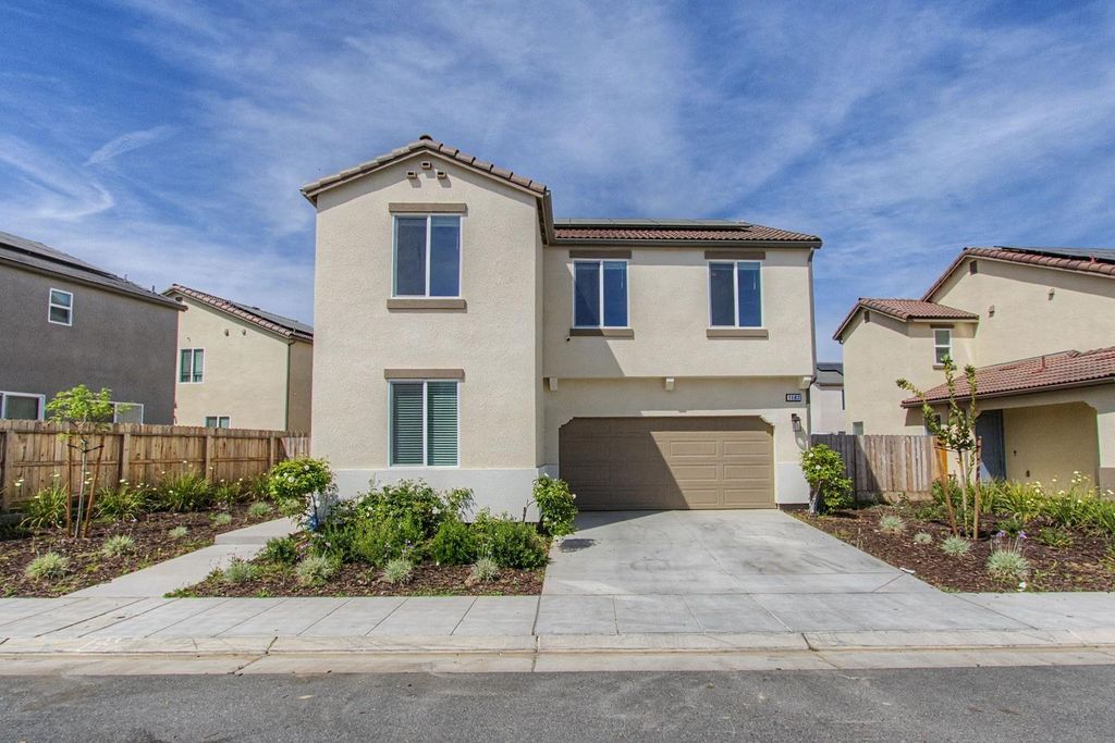 1183 Ponderosa Way W, Madera, CA 93636