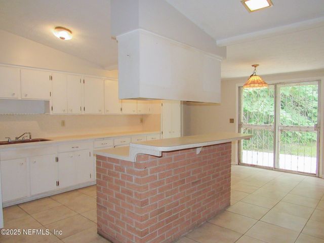 1924 LEONID Road, Jacksonville, FL 32218