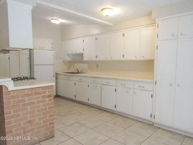 1924 LEONID Road, Jacksonville, FL 32218