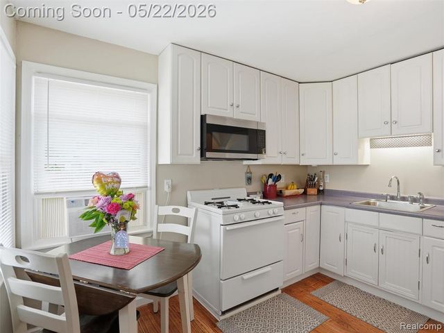 504 E Hudson Avenue, Madison Heights, MI 48071