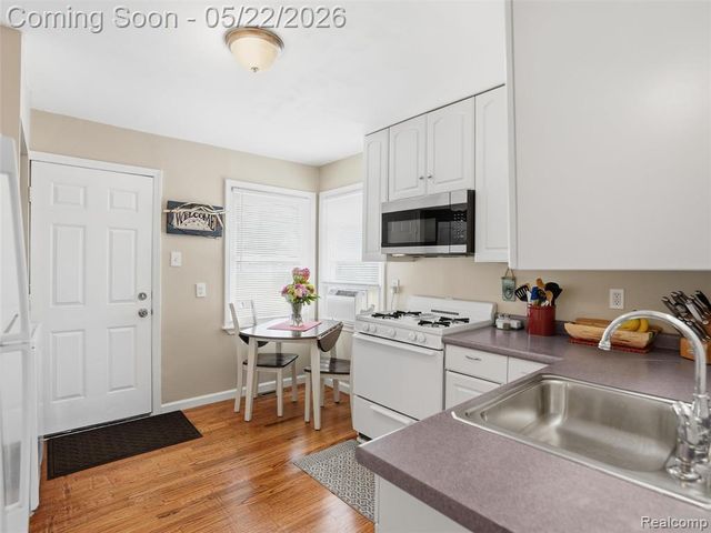 504 E Hudson Avenue, Madison Heights, MI 48071