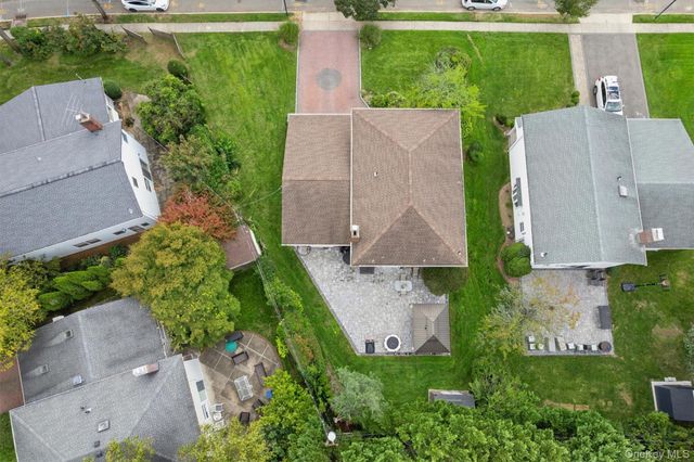 120 South Drive, Manhasset Hills, NY 11040