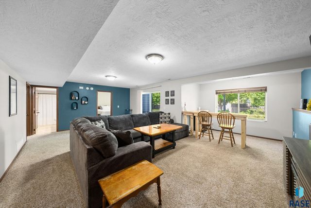 1413 N Holbrook Ave Avenue, Sioux Falls, SD 57107