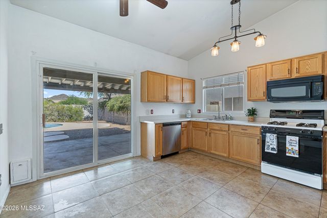 8667 N Golden Moon Way, Tucson, AZ 85743