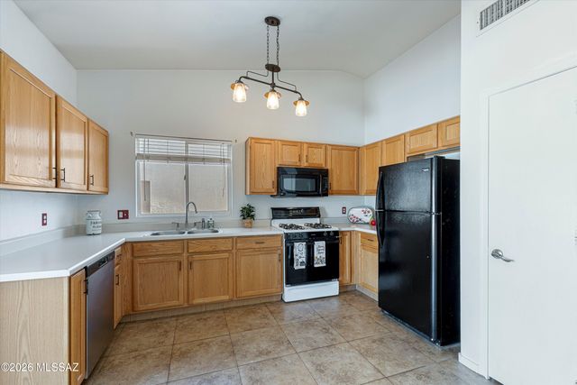 8667 N Golden Moon Way, Tucson, AZ 85743