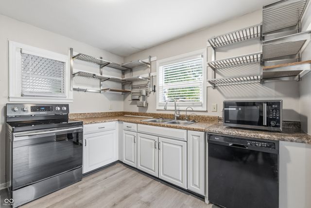 255 S 9th Avenue, Beech Grove, IN 46107