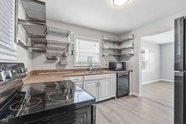 255 S 9th Avenue, Beech Grove, IN 46107