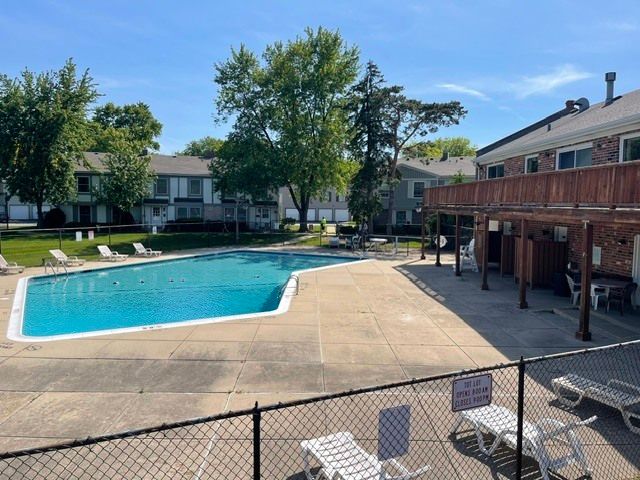 1694 Farragut Court C, Wheaton, IL 60189