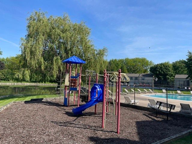 1694 Farragut Court C, Wheaton, IL 60189