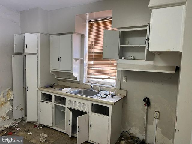 300 S CATHERINE ST, Baltimore, MD 21223