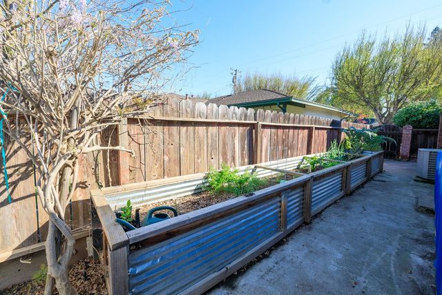 1509 Sandalwood Dr, Modesto, CA 95350