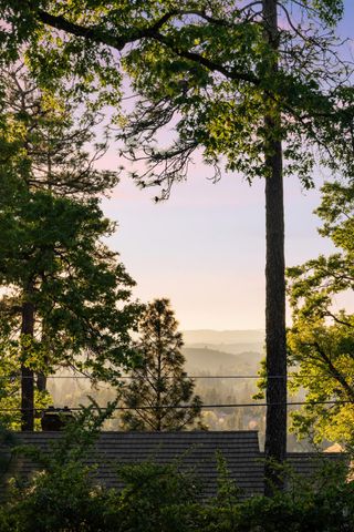 1810 Country Club Dr, Placerville, CA 95667