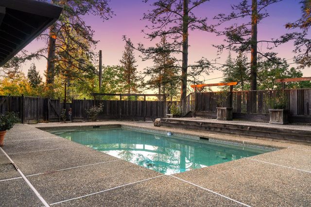 1810 Country Club Dr, Placerville, CA 95667