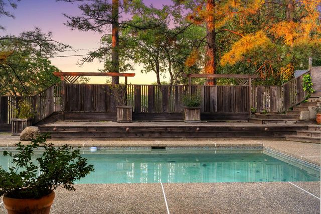 1810 Country Club Dr, Placerville, CA 95667