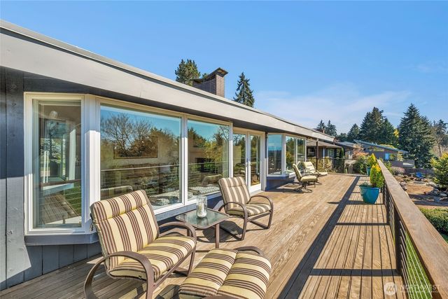 6749 82nd Avenue SE, Mercer Island, WA 98040