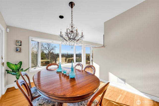 6749 82nd Avenue SE, Mercer Island, WA 98040