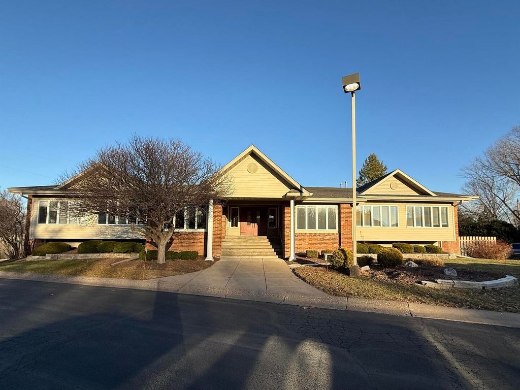 4215 E 60th Street B2, Davenport, IA 52807