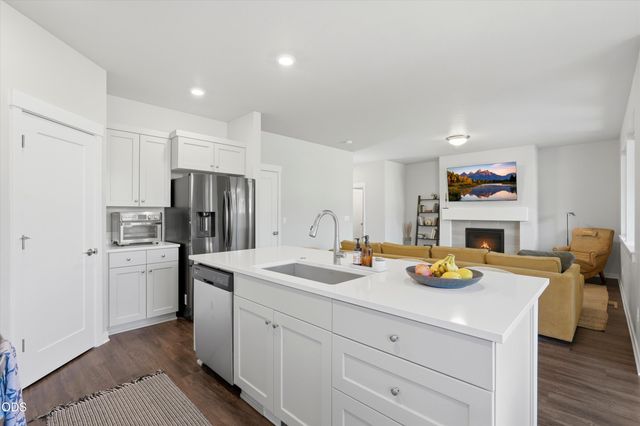 20732 SE Iron Horse Lane, Bend, OR 97702