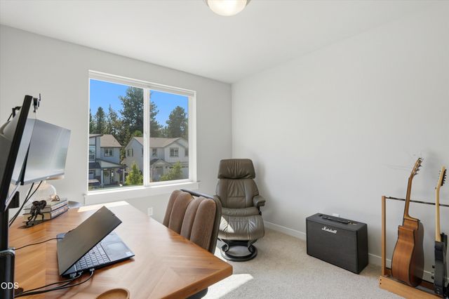 20732 SE Iron Horse Lane, Bend, OR 97702