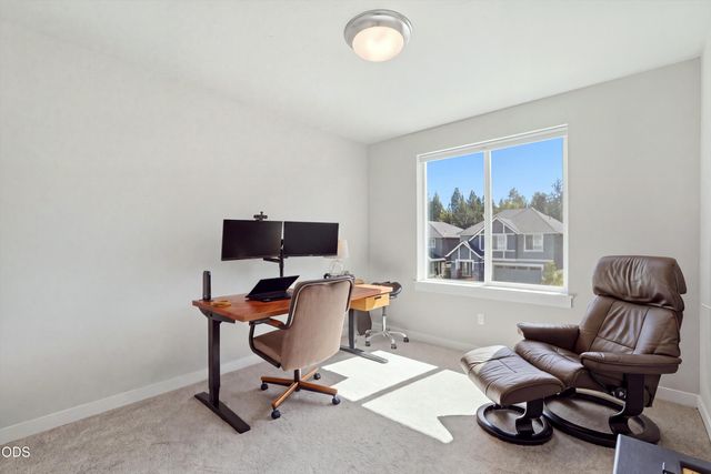 20732 SE Iron Horse Lane, Bend, OR 97702
