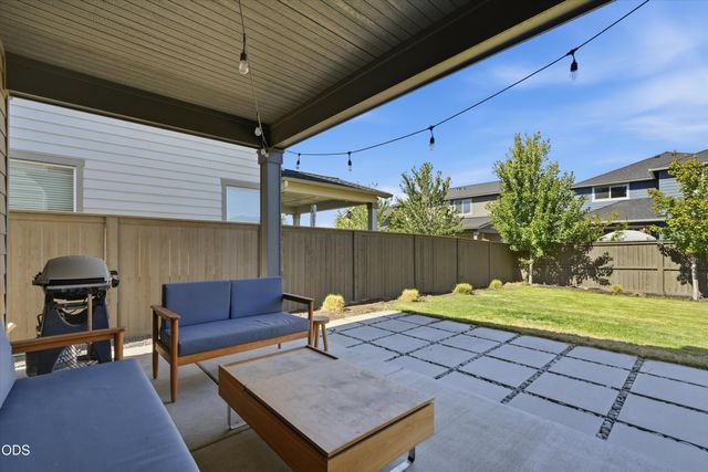 20732 SE Iron Horse Lane, Bend, OR 97702