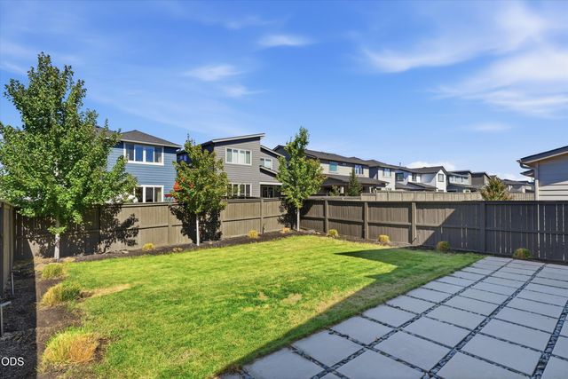 20732 SE Iron Horse Lane, Bend, OR 97702