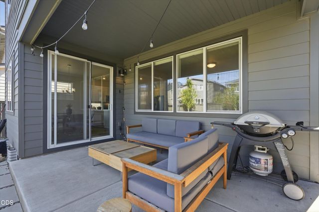 20732 SE Iron Horse Lane, Bend, OR 97702