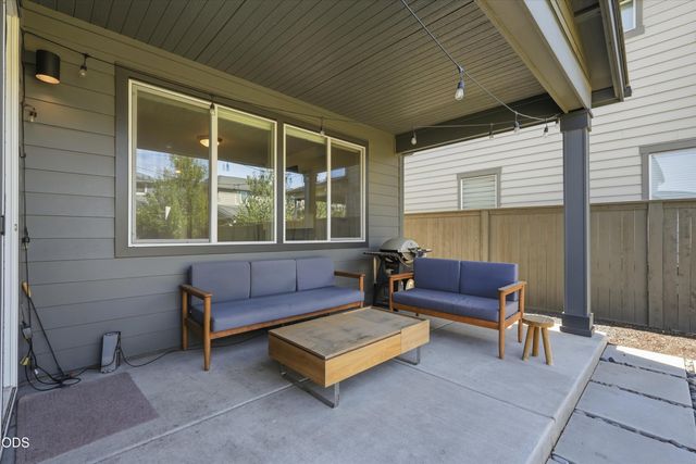 20732 SE Iron Horse Lane, Bend, OR 97702