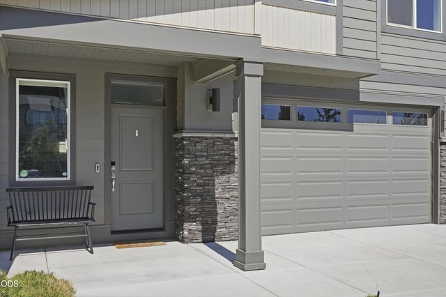 20732 SE Iron Horse Lane, Bend, OR 97702