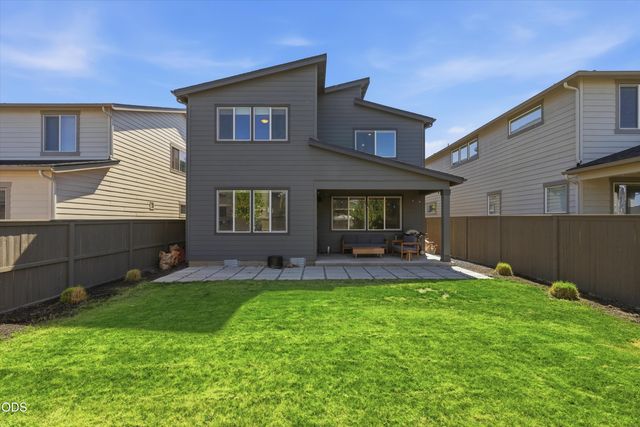 20732 SE Iron Horse Lane, Bend, OR 97702