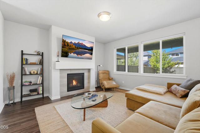 20732 SE Iron Horse Lane, Bend, OR 97702