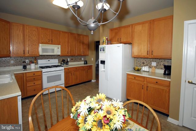 6 RIDGWAY DR, Bordentown, NJ 08505