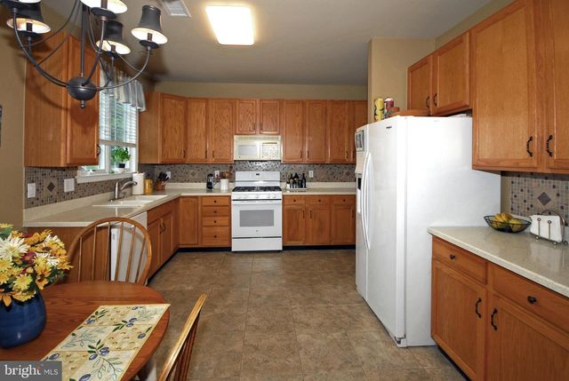 6 RIDGWAY DR, Bordentown, NJ 08505