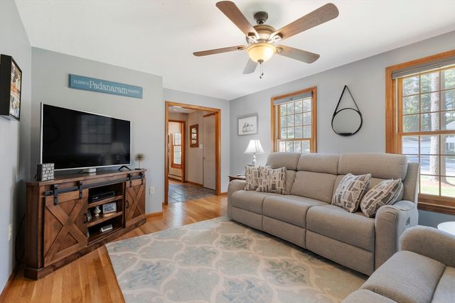 8 Griffin Rd, Franklin, MA 02038