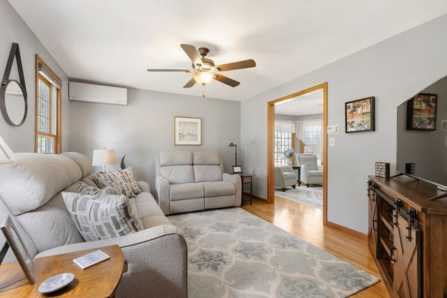 8 Griffin Rd, Franklin, MA 02038