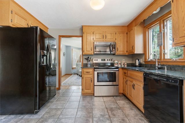 8 Griffin Rd, Franklin, MA 02038