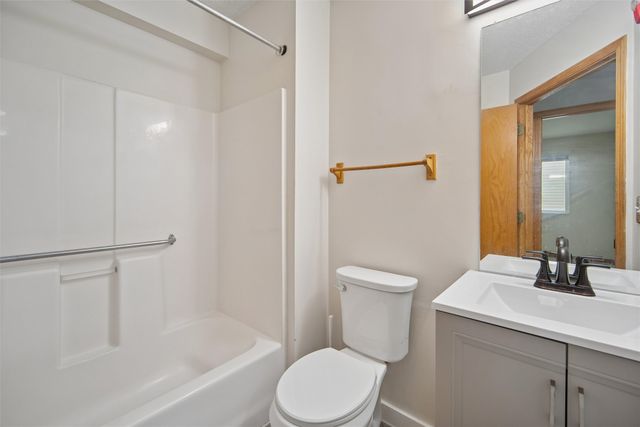 3300 E 43rd Street, Des Moines, IA 50317
