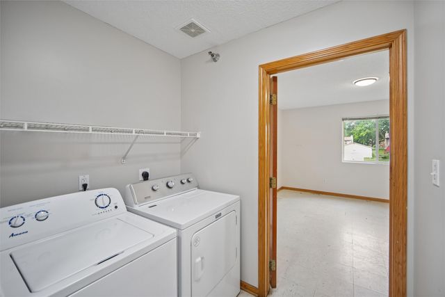 3300 E 43rd Street, Des Moines, IA 50317