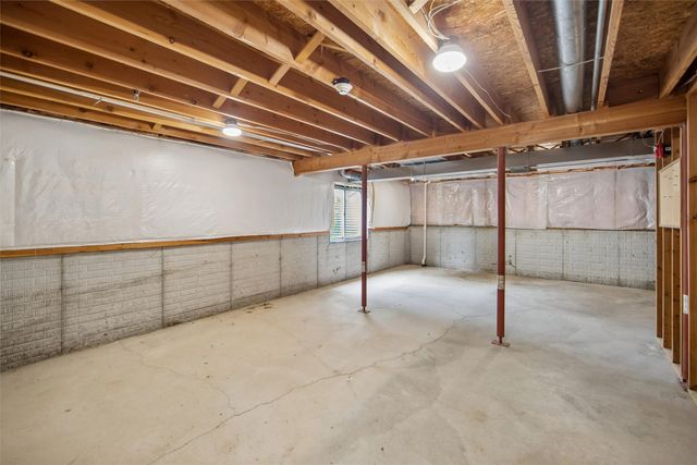 3300 E 43rd Street, Des Moines, IA 50317