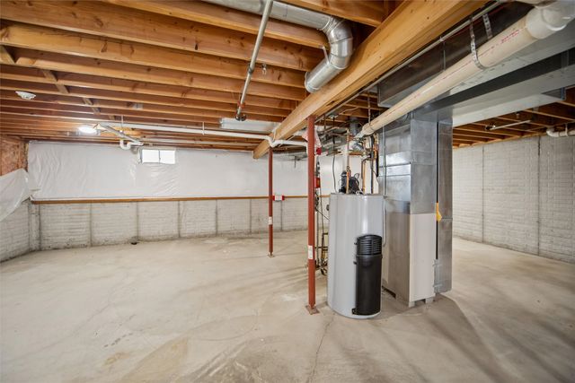 3300 E 43rd Street, Des Moines, IA 50317