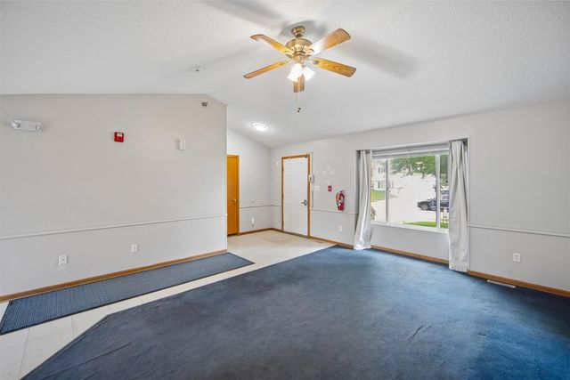 3300 E 43rd Street, Des Moines, IA 50317